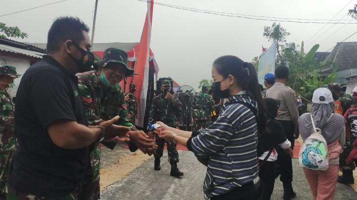 Cegah Penyebaran Covid-19, Anggota TMMD Bojonegoro Melakukan Cuci Tangan Usai Gowes